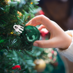 Set od 96 božićnih kuglica, tamno zelene, 4 x 3 cm - Image 2